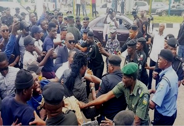 Abuja : Le quartier général de la force des protestataires assiège la police et demande la libération du Reporter de Premium Times