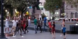 Espagne : un touriste américain détale pour échapper à la furie des émigrés, marchands à la sauvette d’une rue de Plaça de Catalunya