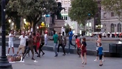 Espagne : un touriste américain détale pour échapper à la furie des émigrés, marchands à la sauvette d’une rue de Plaça de Catalunya