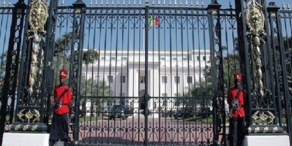 Folklore et griotisme d’état: le palais présidentiel, un symbole de la République devenu une sorte de cabaret