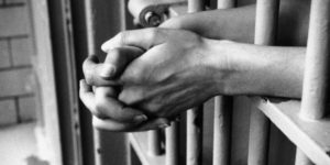 Libération exigée d’Adama Gaye : ses amis condamnent sa détention jugée arbitraire et menacent…