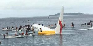 Transport aérien : un avion de ligne rate son atterrissage et finit dans le Pacifique, aucune victime