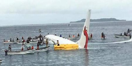 Transport aérien : un avion de ligne rate son atterrissage et finit dans le Pacifique, aucune victime