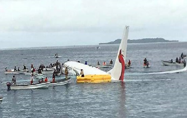 Transport aérien : un avion de ligne rate son atterrissage et finit dans le Pacifique, aucune victime