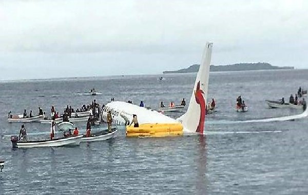 Transport aérien : un avion de ligne rate son atterrissage et finit dans le Pacifique, aucune victime