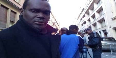 France : l’opposition sénégalaise manifeste devant le consulat  du Sénégal à Paris
