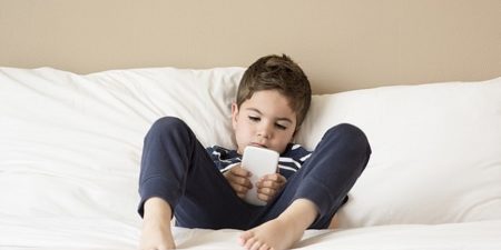 Alerte sur les smartphones et tablettes : selon des scientifiques les enfants de deux ans à peine développent des problèmes de santé mentale