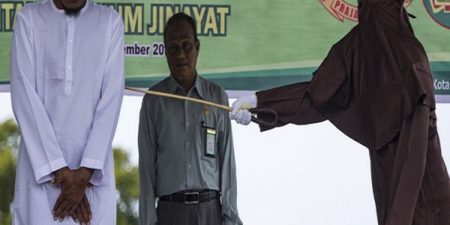 Indonésie : Deux hommes surpris en pleines relations sexuelles avec des filles mineures punis de 100 fouets chacun