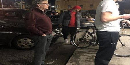 Les milliardaires de simples mortels : Bill Gates fait la queue pour se taper un hamburger, des frites et un Coca-Cola à Seattle