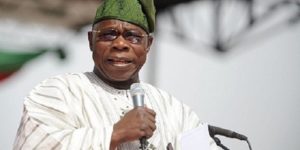 Nigeria : l’ancien président Obasanjo persiste et signe le candidat « Atiku est un voleur »