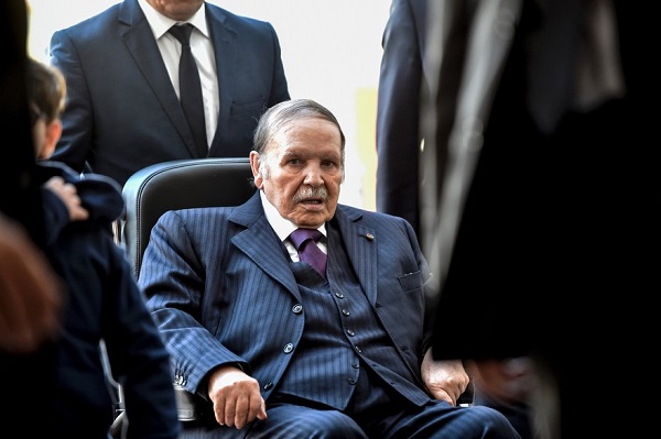 Algérie : Bouteflika renonce à postuler pour 5ième mandat, repousse les élections et limoge son Premier ministre