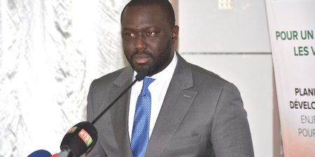 Cheikh Hadjibou Soumaré interpelle Macky sur un présumé scandale : le Porte-parole de son Gouvernement lui répond