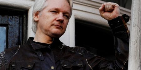 Trouvé dans un box vitré, traité comme un violent criminel : RSF exprime sa solidarité et se dit aux côtés de Julian Assange !