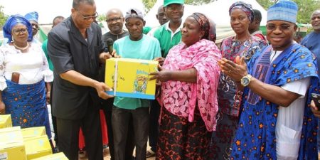 Personnes déplacées à Abuja: LA CEDEAO et la Coopération Espagnole offrent des graines améliorées et d’autres matériels d’exploitation agricole