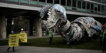 Environnement : des volontaires et activistes de Greenpeace Afrique envoient un monstre en plastique à l’usine de Nestlé au Kenya