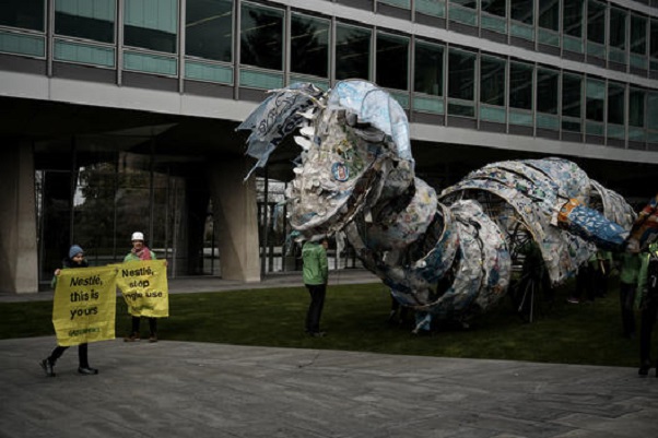 Environnement : des volontaires et activistes de Greenpeace Afrique envoient un monstre en plastique à l’usine de Nestlé au Kenya