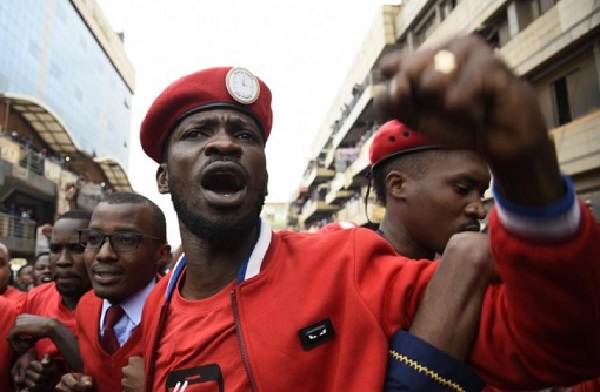 Ouganda : son concert annulé, le chanteur opposant Bobi Wine arrêté, puis relâché