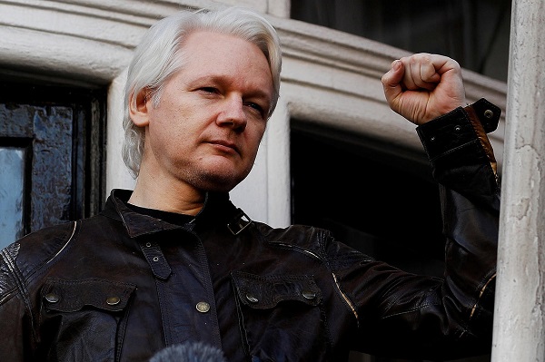 Trouvé dans un box vitré, traité comme un violent criminel : RSF exprime sa solidarité et se dit aux côtés de Julian Assange !