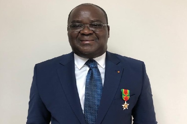 Togo : Dr Edoh Kossi Amenounve le Directeur General de la BRVM fait officier de l’ordre du Mono