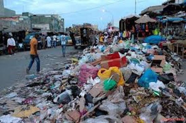 Nettoiement-Grève de concessionnaires :  Dakar a été envahie par les ordures ménagères le temps d’un weekend
