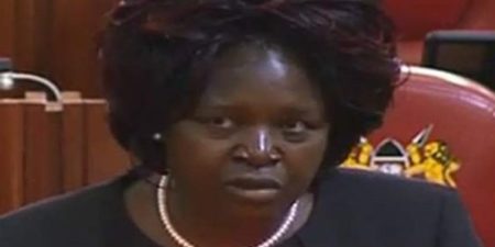 Insolite : Lilian Achieng Gogo, une députée kenyane veut une loi contre les pets dans les avions