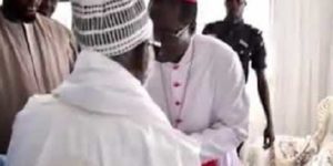 Des visiteurs de marque reçus par le Khalife général des mourides : Monseigneur Benjamin Ndiaye, Wade et Idy chez à Serigne Mountakha Mbacké à Dakar