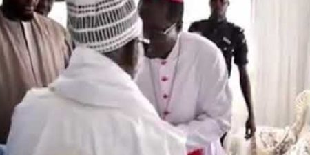 Des visiteurs de marque reçus par le Khalife général des mourides : Monseigneur Benjamin Ndiaye, Wade et Idy chez à Serigne Mountakha Mbacké à Dakar