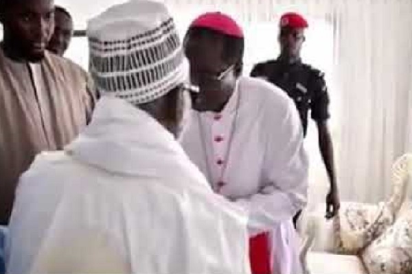 Des visiteurs de marque reçus par le Khalife général des mourides : Monseigneur Benjamin Ndiaye, Wade et Idy chez à Serigne Mountakha Mbacké à Dakar