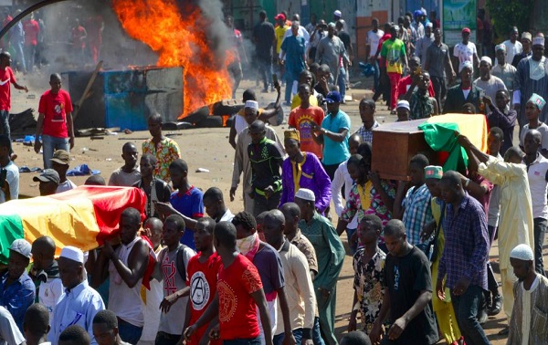 Guinée: Conakry enregistre deux morts après violents affrontements  lors du cortège funèbre des corps des victimes des manifestations contre Condé