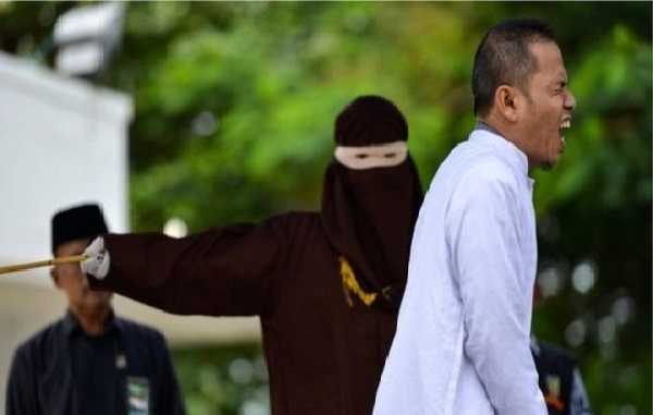Insolite : un prêcheur flagellé en public en Indonésie…pour adultère