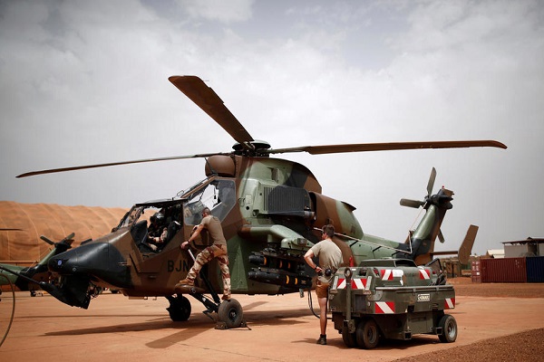 Mali: Treize militaires français meurent suite à une collision entre deux hélicoptères lors d’une offensive contre des djihadistes,