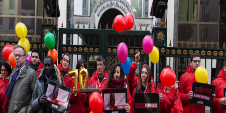 43e mois de détention provisoire sans jugement : Reporters sans frontières alerte en fêtant les 70 ans d’Amadou Vamoulké devant l’ambassade du Cameroun à Paris