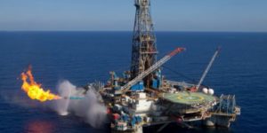 Exploitation des ressources pétrolières et gazières :  Une nécessité économique et un  risque environnemental