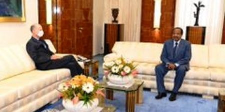 Cameroun: une apparition publique de Paul Biya coupe court aux rumeurs sur son absence, mais suscite des commentaires