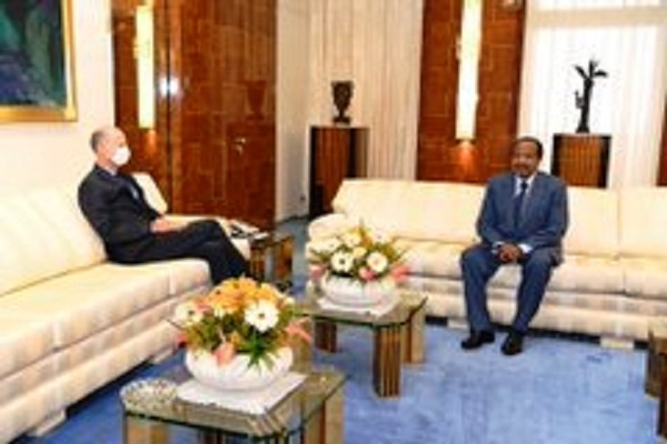 Cameroun: une apparition publique de Paul Biya coupe court aux rumeurs sur son absence, mais suscite des commentaires