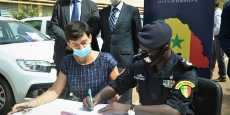 Coopération pour la sécurité intérieure : l’UE offre 26 véhicules à la Direction de la police judiciaire (DPJ) et à la Direction de la police de l’air et des frontières (DPAF)