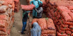 Contagion ou famine :  un terrible dilemme pour les travailleurs informels pendant la pandémie de COVID-19