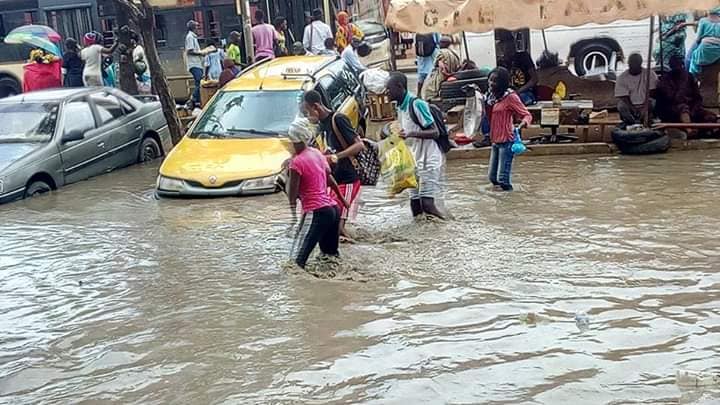 Psychose des inondations à Keur Massar : les populations organisent une marche et réclament des canalisations