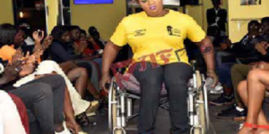 Yama Ndiaye parmi les révélations 2020 : une femme mannequin sur fauteuil roulant