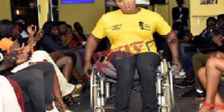 Yama Ndiaye parmi les révélations 2020 : une femme mannequin sur fauteuil roulant