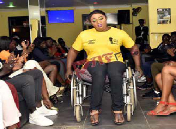 Yama Ndiaye parmi les révélations 2020 : une femme mannequin sur fauteuil roulant