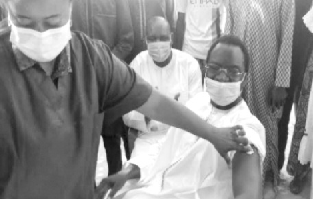 Campagne de vaccination à Sandiara : Serigne Guèye Diop, le maire ouvre la voie et remet une ambulance à… Louly-Bentenier