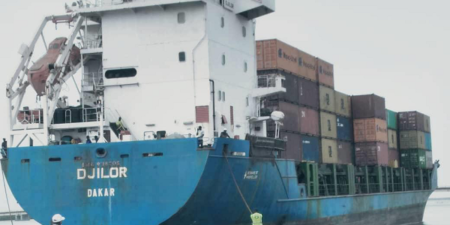 Carénage du bateau le Djilor au port commercial de Ziguinchor