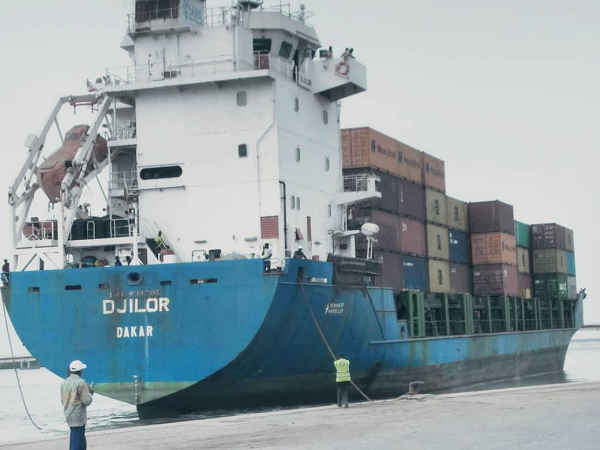 Carénage du bateau le Djilor au port commercial de Ziguinchor