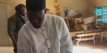 Locales 2022 : les habits blancs, symbole de la paix, largement dominants chez les candidats