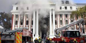 Incendie du Parlement en Afrique du Sud a repris hier: plusieurs pistes étudiées, un suspect arrêté