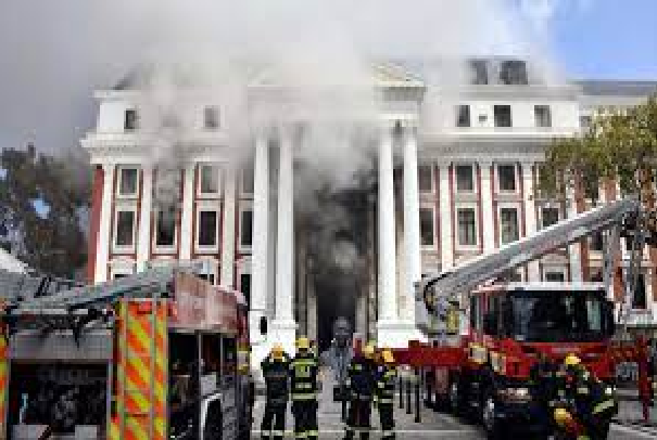 Afrique du Sud : violent incendie hier à l’Assemblée nationale, des dégâts massifs enregistrés