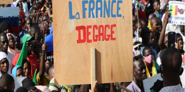 Le néo-colonialisme français en Afrique s’effondre