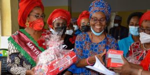 Santé : Les femmes de la CEDEAO offrent du matériel et des kits de maternité à l&rsquo;hôpital général d&rsquo; Asokoro et incitent à une vie professionnelle saine