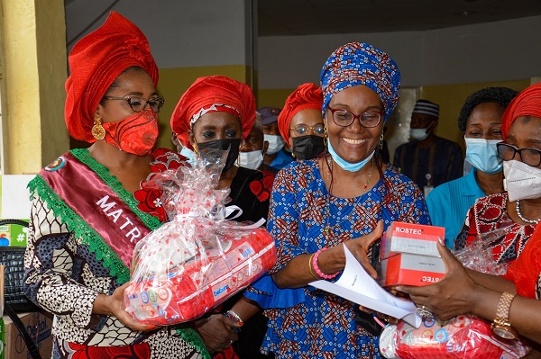 Santé : Les femmes de la CEDEAO offrent du matériel et des kits de maternité à l’hôpital général d’ Asokoro et incitent à une vie professionnelle saine